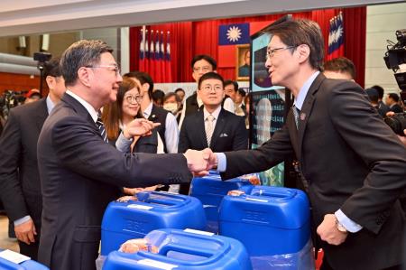 2025年12月2日行政院長卓榮泰出席114年「第13波安居緝毒暨重大毒品案件」成果記者會　共9張