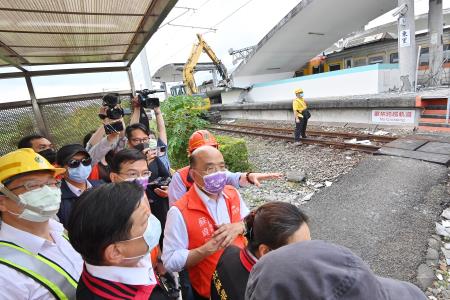 2022年9月19日行政院長蘇貞昌視察東里火車站受損情形