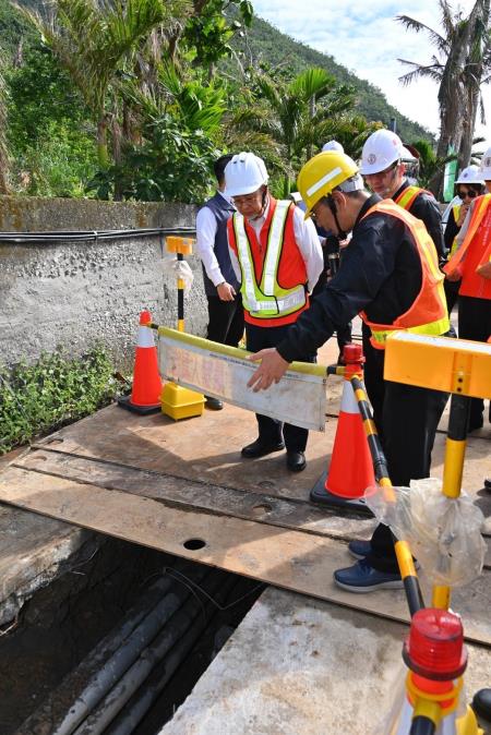 2023年12月11日行政院長陳建仁視察蘭嶼小犬颱風後台電線路地下化工程_10　共16張