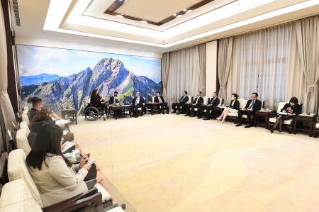 2022年5月31日行政院長蘇貞昌接見美國聯邦參議員達克沃絲一行S__158081709　共5張