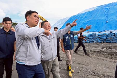 2025年10月25日行政院長卓榮泰視察環境清理及垃圾暫置場情形　共6張