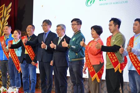 112年12月19日行政院長陳建仁出席「112年全國十大績優農業產銷班頒獎及表揚活動」