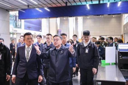 2026年1月3日行政院長卓榮泰視察台中國際機場　共6張