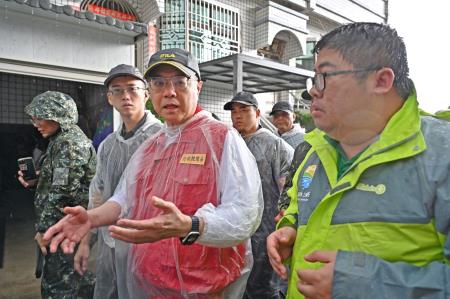 視察嘉義縣青木堂合作社網室木瓜災損情形 　共14張