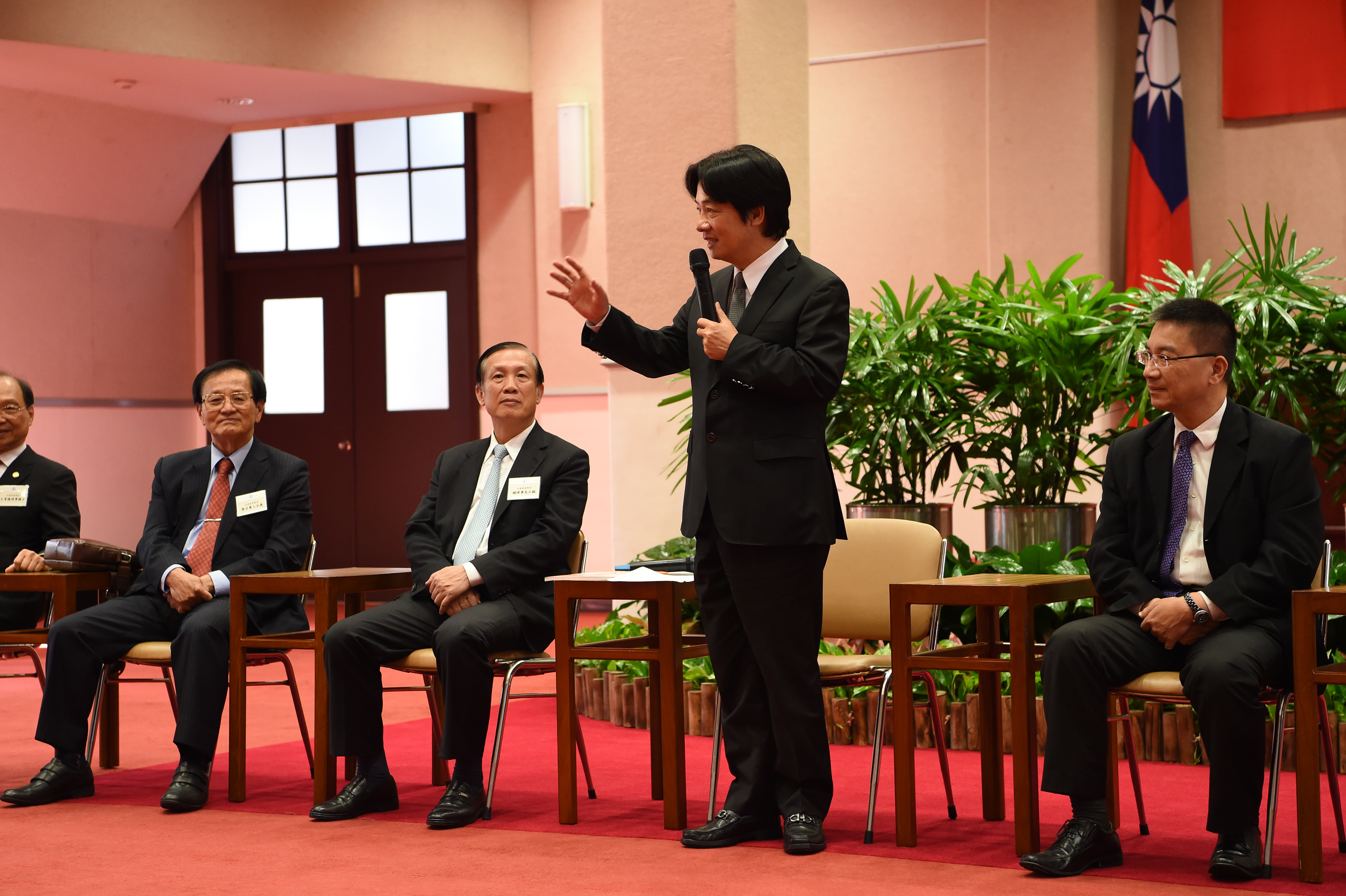 賴揆：政府持續做為經濟發展後盾 期勉社會共同努力促進國家發展 　共6張