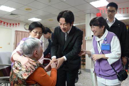 賴院長視察長照2.0耕莘醫院日間照顧中心-2