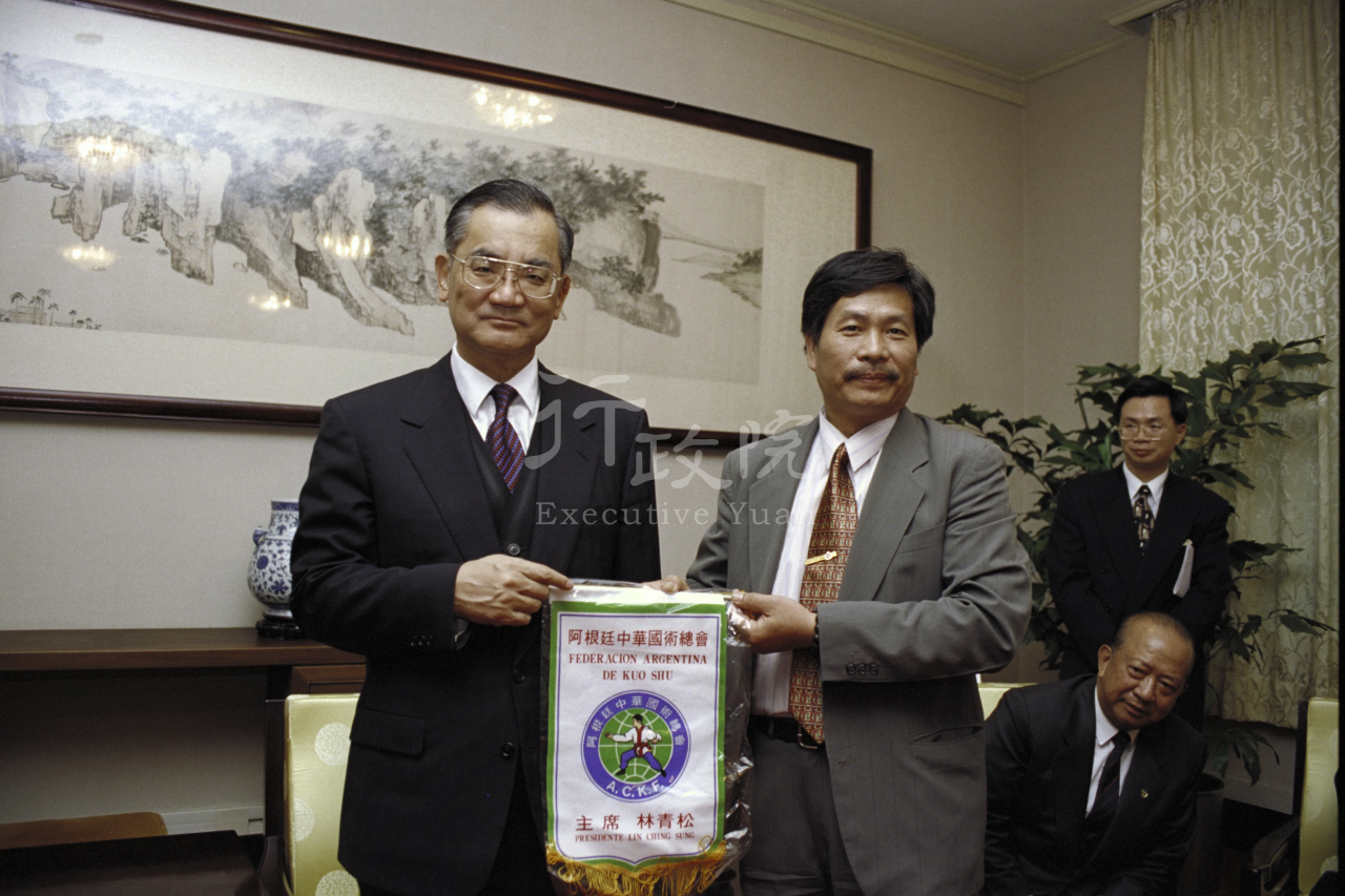 1996年11月22日連戰副總統兼行政院長接見我國主辦國際國術團代表 共1張 　共1張
