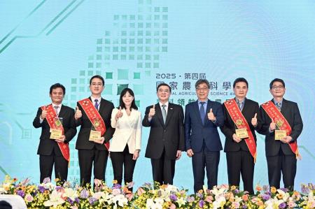 2025年12月16日行政院長卓榮泰出席「2025國家農業科學獎」（第四屆）頒獎典禮　共5張