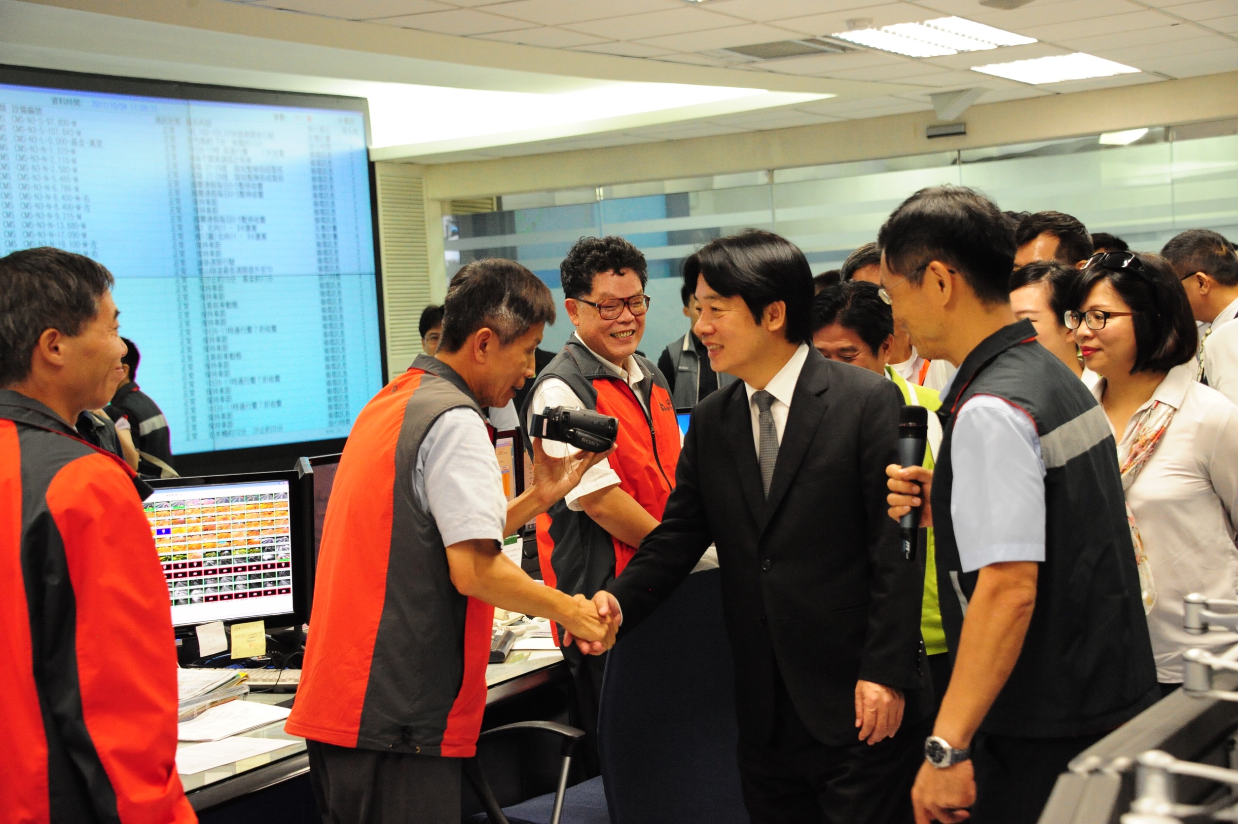 視察高公局交控中心  賴揆：盼民眾善用便民措施及大眾運輸