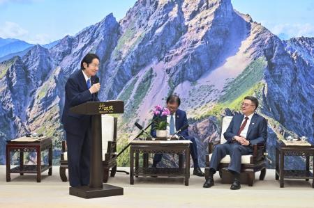 卓院長今（20）日接見「日本台灣親善協會會長衛藤征士郎前眾議員一行」照片 共5張　共5張
