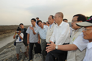 吳揆視察高雄縣防颱整備狀況，並巡視高屏溪疏濬及旗山橋與旗尾橋改建工程 　共1張
