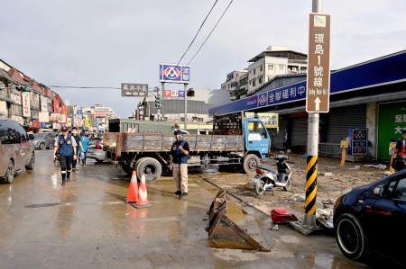 2025年11月12日行政院長卓榮泰視察蘇澳市區民宅淹水及下水道排水改善　共9張