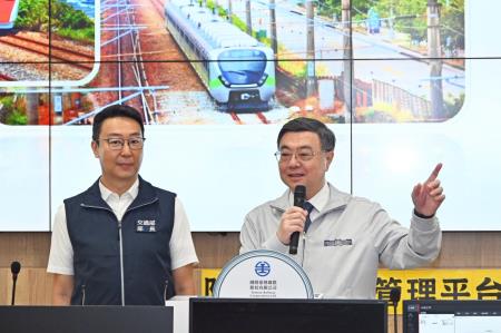 2025年10月3日行政院長卓榮泰視察114年中秋節連假鐵公路疏運辦理情形 　共8張