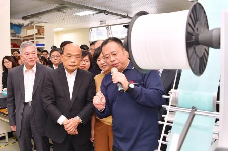 2020年2月14日行政院長蘇貞昌視察口罩設備生產新機組1.jpg