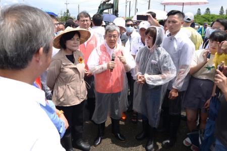 2023年9月1日行政院長陳建仁視察雲林縣箔子寮漁港地區淹水情形2 　共7張