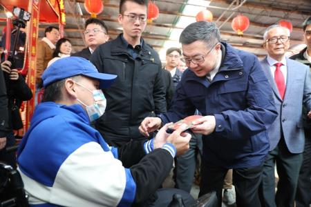 2025年1月30日_2行政院長卓榮泰南崁五福宮參拜祈福4　共8張