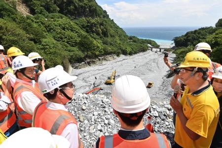 行政院長卓榮泰視察「匯德隧道北口 (石公溪土石流災害 )公路搶修暨西小清水溪橋緊急復原工程」