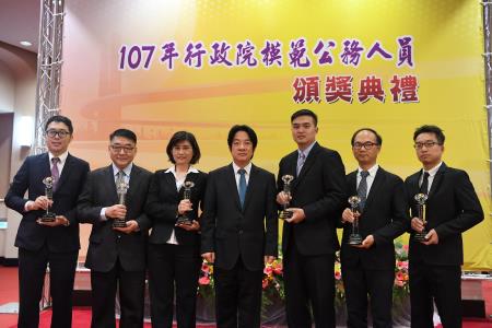1071130行政院長賴清德出席「107年行政院模範公務人員頒獎典禮」_S__52584506.jpg