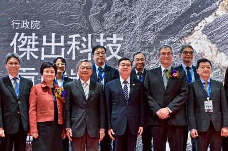 2025年12月18日行政院長卓榮泰出席「2025年行政院傑出科技貢獻獎」頒獎典禮 　共5張