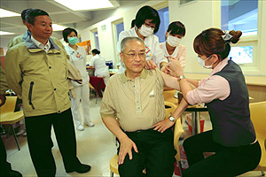 吳揆接種H1N1新型流感疫苗 　共1張