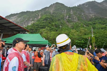 2024年7月27日行政院長卓榮泰視察台9線164.2k邊坡災點搶修情形_6_.jpg