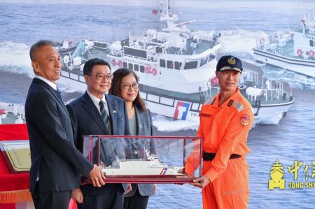 2025年1月10日行政院長卓榮泰出席「長濱艦交船、CG612命名下水、PP-10096、PP-3525交船聯合典禮」S__137781257_0　共10張