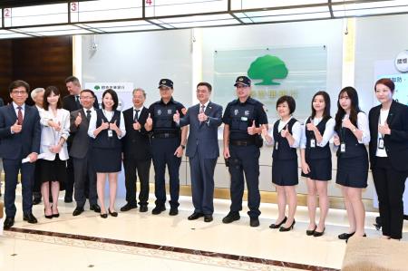 2024年9月16日行政院長卓榮泰視察「國泰世華商業銀行臨櫃關懷阻詐執行情形」S__108790228_0　共7張