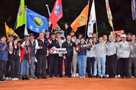 2025年11月29日行政院長卓榮泰出席第32屆原棒協關懷盃開幕儀式暨棒球豐年祭 　共7張