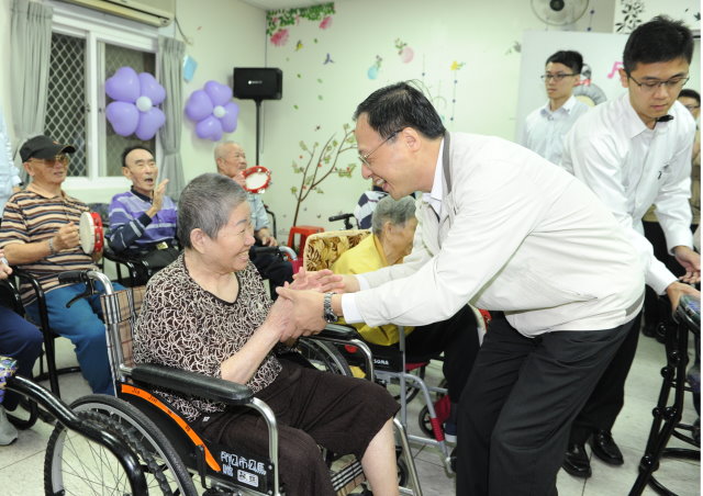 江揆訪視澎湖老人之家 強調持續提供長者及兒少完善照顧 　共2張