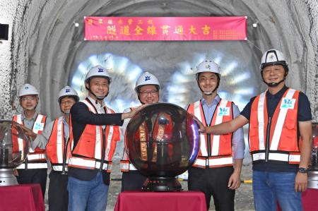 2023年5月12日行政院副院長鄭文燦出席翡翠原水管工程隧道全線貫通典禮1　共7張