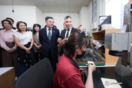 2025年10月23日行政院長卓榮泰參訪瑞麗刀剪公司 　共6張