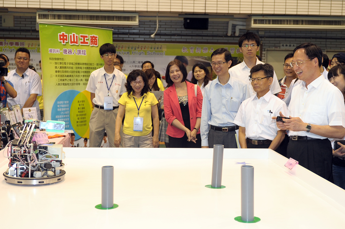 江揆：行政院核定「第二期技職教育再造計畫」  盼技職院校畢業生培養立即就業能力 　共2張