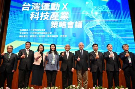 2021年11月30日行政院長蘇貞昌出席「台灣運動x科技產業策略會議」開幕式與來賓合影 　共4張