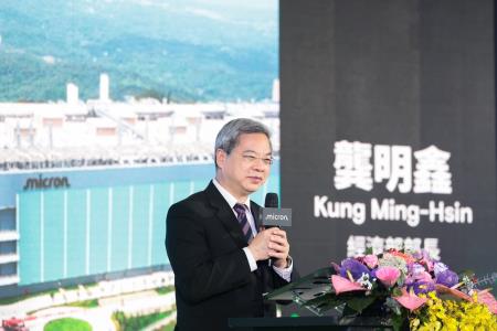 2026年3月26日行政院長卓榮泰出席臺灣美光苗栗銅鑼晶圓一廠揭牌典禮 　共5張