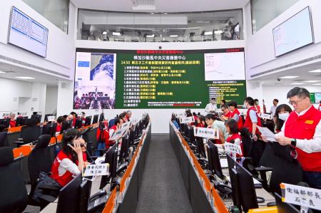 2025年9月22日行政院長卓榮泰陪同總統視導樺加沙颱風中央災害應變中心第五次工作會報 　共5張