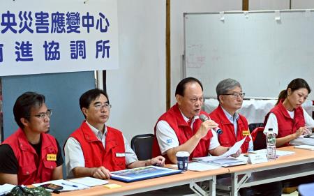 2025年10月2日中央災害應變中心前進協調所召開第16次工作會報後記者會 　共6張