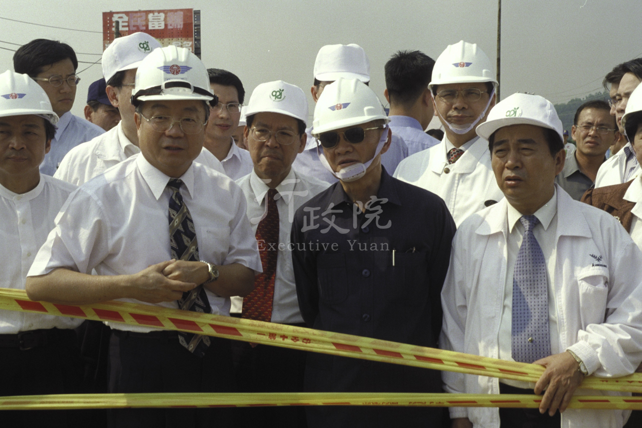 2000年6月30日唐飛院長訪視南投921地震災區 共1張 　共1張