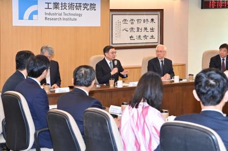 2024年8月6日行政院長卓榮泰視察工研院創新科技成果3　共11張