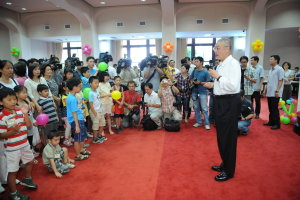 吳揆出席行政院親子日活動勉員工當一天好和尚撞好一天鐘 　共1張