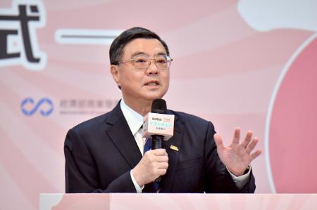 2025年11月10日行政院長卓榮泰出席「花蓮災後復原表揚儀式」　共6張