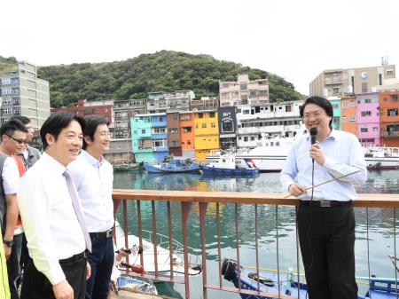 院長參訪正濱漁港色彩屋