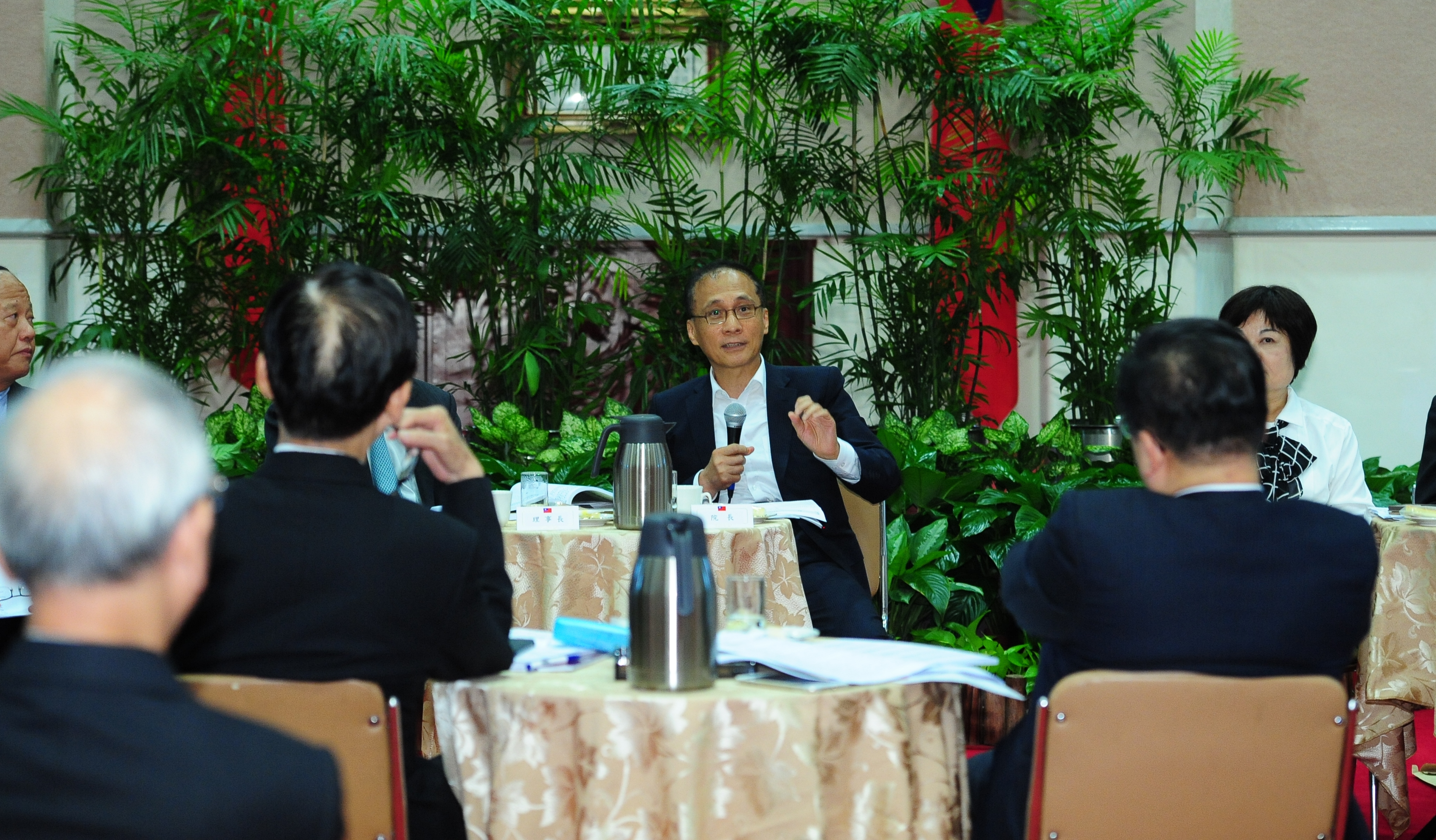 首場增辦商業領袖座談會  林揆面對面溝通持續傾聽建言 　共3張