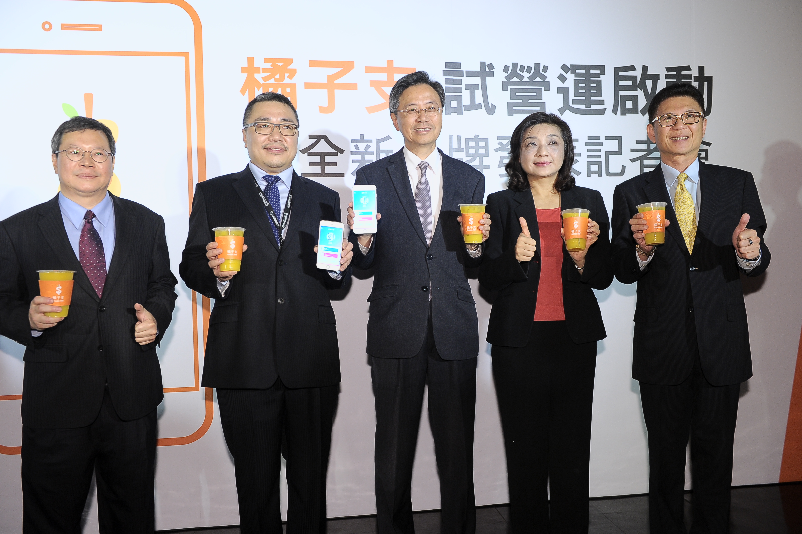 張揆：見證產業界推展電子支付成果 期許帶動國內行動支付風氣 　共3張