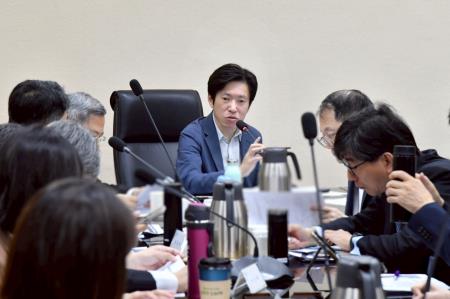 2026年4月13日行政院長卓榮泰主持因應中東衝突民生安定專案會議 　共4張