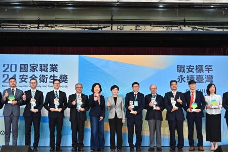 2024年10月21日行政院副院長鄭麗君出席113年國家職業安全衛生獎頒獎典禮 _1_　共2張