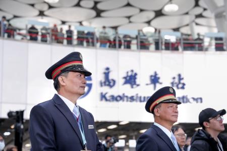 2024年12月28日行政院長卓榮泰出席「飛越車頭 圓夢啟程–高雄新車站廣場成圓天棚啟用典禮」。　共9張