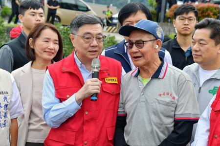 2026年10月25日行政院長卓榮泰視察宜蘭縣礁溪鄉金柑受損情形 　共10張