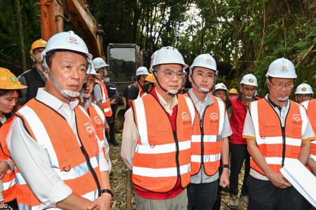 2024月8月1日行政院長卓榮泰視察阿里山林業鐵路邊坡土石崩落災損暨搶修情形 _2_