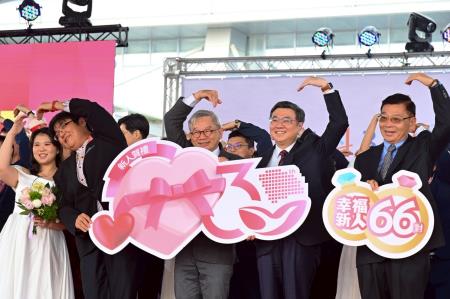 2026年1月31日行政院長卓榮泰出席「南科30園慶暨集團結婚」活動　共6張