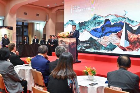 2024年12月18日行政院長卓榮泰出席「2024年行政院傑出科技貢獻獎」頒獎典禮S__21881028_0　共6張